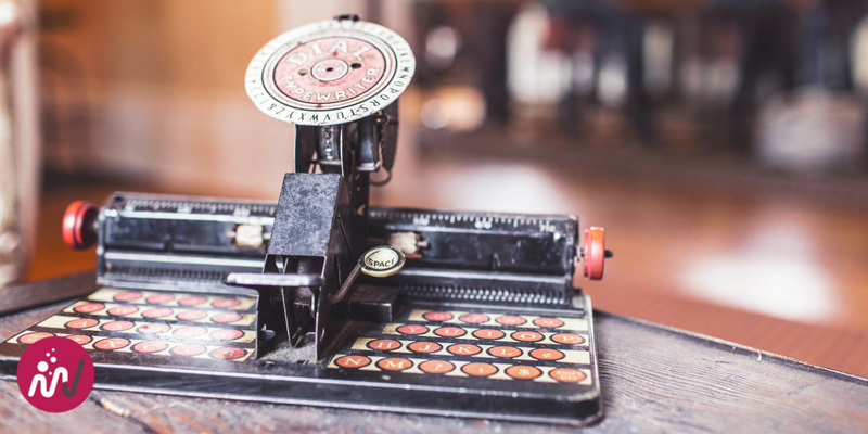 Une machine à écrire pour illustrer le travail du blogueur