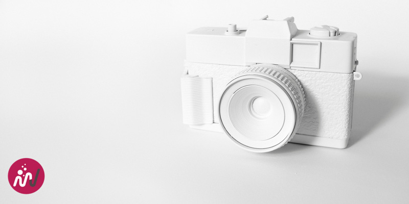 appareil photo blanc sur fond blanc